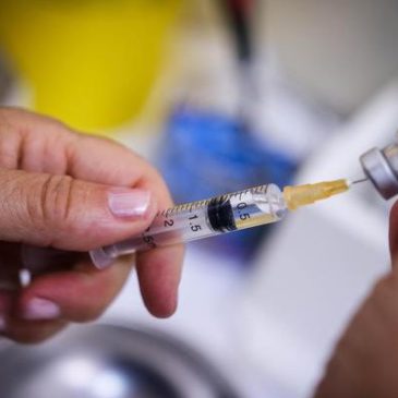 GOVERNANTI IMPAZZITI – La Grillo e il M5S vogliono vaccinare tutti?