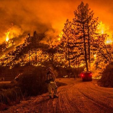 ECCO COSA STA ACCADENDO IN CALIFORNIA A CAUSA DELLA DISTRUZIONE DELLA FASCIA DI OZONO Brucia la California, i roghi non saranno domati prima di Settembre.